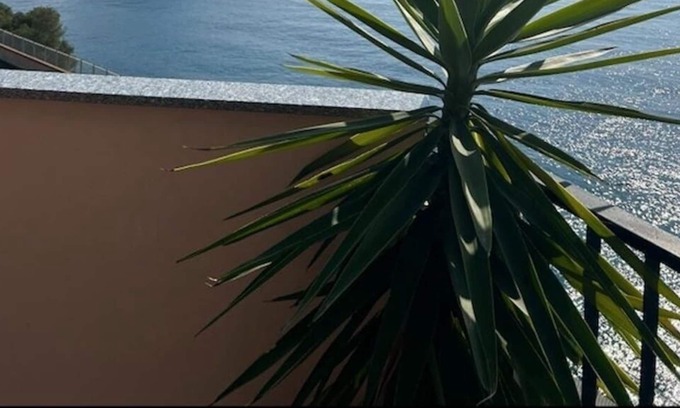 Torre del Mare Apartamento | Isola Casa con una hermosa terraza, impresionantes vistas al mar y aparcamiento privado