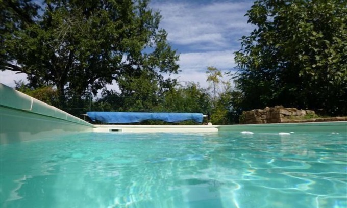Saint-Antonin Noble Val Casa | casa aislada, piscina climatizada, la tranquilidad de una propiedad de la madera y prados