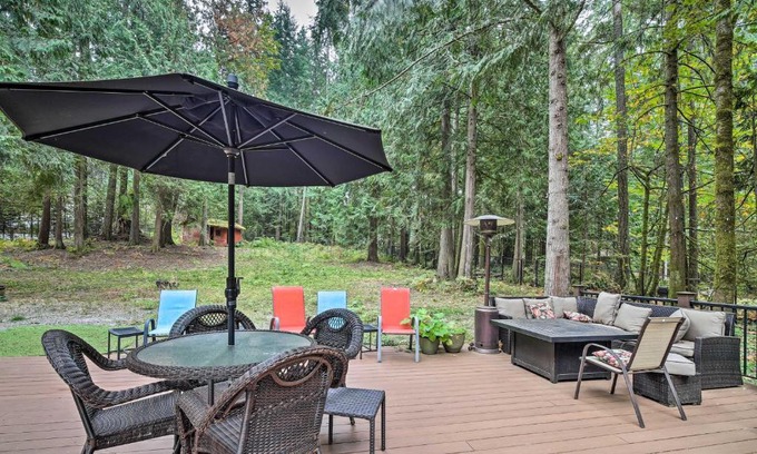 Mirrormont Apartamento | Issaquah Getaway Backyard Oasis with Hot Tub!