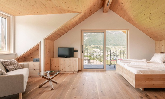 Appiano Sulla Strada del Vino Apartamento | Studio 'Auer' with Mountain View, Private Garden and Wi-Fi