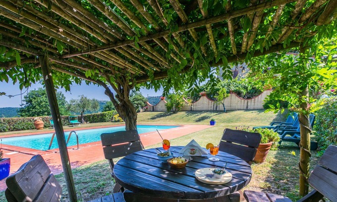 Castelnuovo di Val di Cecina Apartamento | Hermoso apartamento con A/C, piscina, WIFI, TV, patio, mascotas permitida y aparcamiento