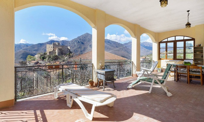 Castelvecchio di Rocca Barbena Apartamento | Apartamento 'Panorama Medievale' con vistas a la montaña, terraza privada y Wi-Fi