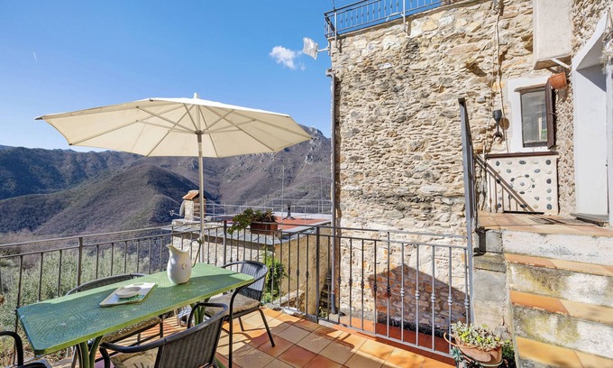 Castelvecchio di Rocca Barbena Apartamento | Apartamento 'La Casa Della Lavanda' con vistas a la montaña, terraza privada y Wi-Fi