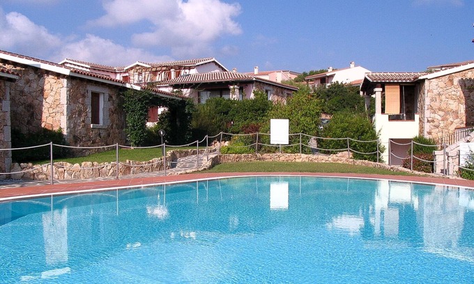 Monte Petrosu Casa | Apartamento con jardín y wi-fi en residencia con piscina.
