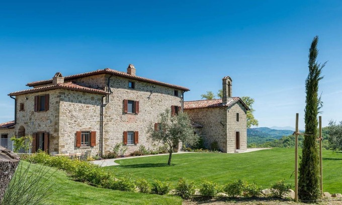 Monte Santa Maria Tiberina Villa | Impresionante, recién restaurada, propiedad de la colina del siglo 16 con la iglesia contigua
