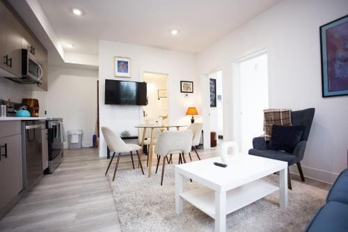Northeast Casa | It's a Corner unit with cool City Skyline views!