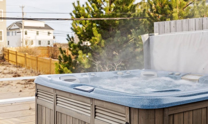 Newbury Casa | It's All Good | Hot Tub | Steps to Beach | Yard