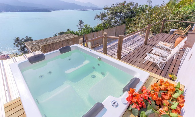 Portinho Apartamento | Italian panoramic penthouse suite and hill 12 minutes from the beach, we accept pets!