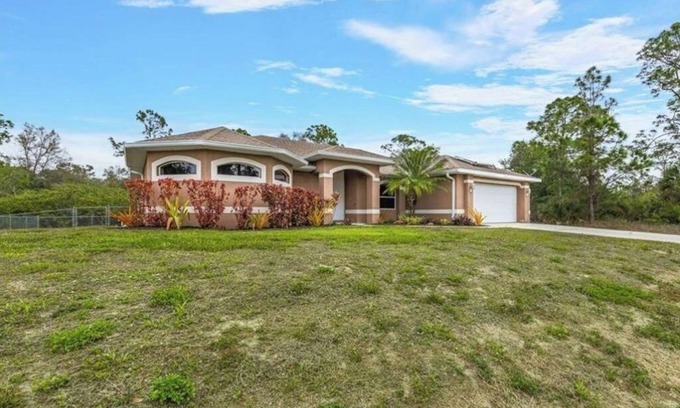Lehigh Acres Casa | Its a beautiful house for your vacation with heated pool and screen enclosure.
