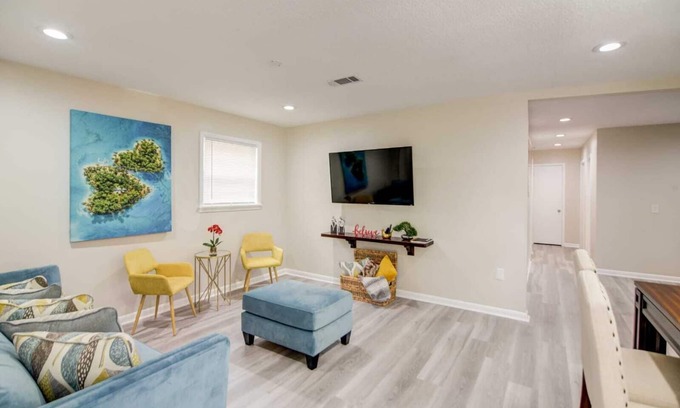 Hattiesburg Casa | Es una hermosa casa renovada con muebles modernos y electrodomésticos nuevos.