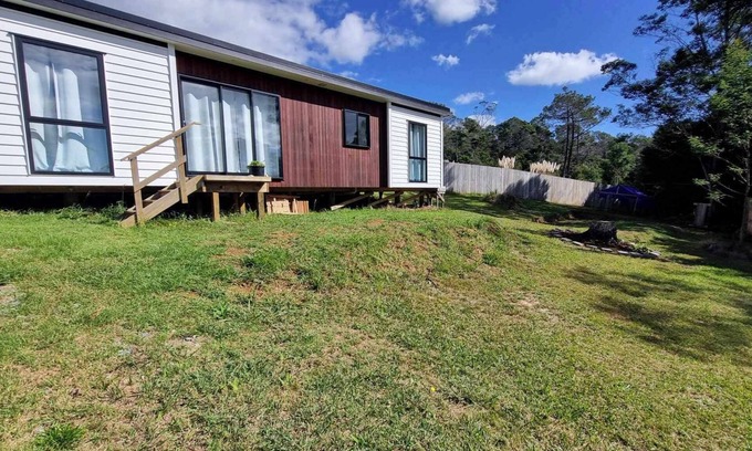 Mangonui Casa | Itzy Bitzy house is colourful, cosy, fully fenced with sea views