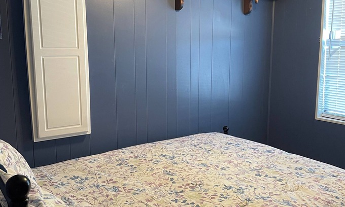 Blaine County Casa | IV Rozes Ranch Charming 3-bedroom country house with AC and WiFi in Longdale.