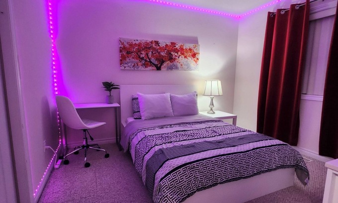 London Casa | Ivory Staycation-Shared kitchen , washroom (2-1), Street Parking at owners risk