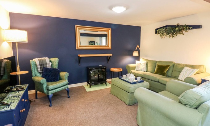 Caldwell Cabaña | IVY COTTAGE, pet friendly, with a garden in Eppleby