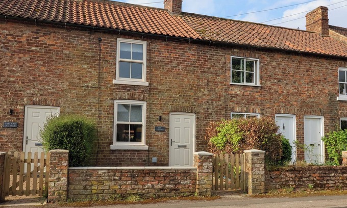 Thirsk Casa | IVY COTTAGE, pet friendly, with a garden in Carlton Husthwaite