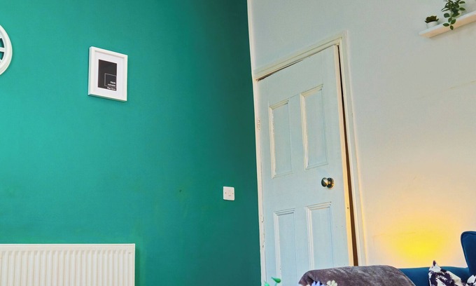 Derby Casa | Ivy Green House - Central,Wifi,Netflix,Sleeps 7 - Business and Family Friendly