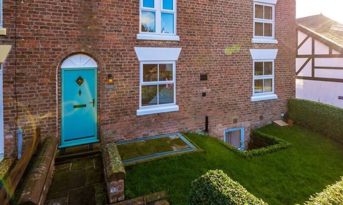Chorlton-by-Backford Casa | Ivy House, Luxury Cheshire Cottage for relaxation. Chester Zoo ·