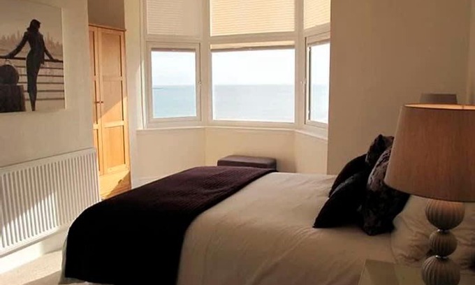 Muston Casa | Ivy House - Seafront house with garden seating and stunning sea views! - Ocholo Villas