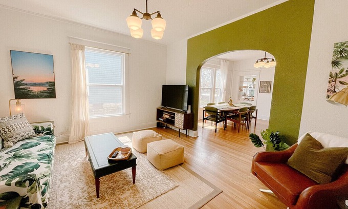 Joplin Casa | Ivy Jungalow | Bright, Clean, & near Downtown