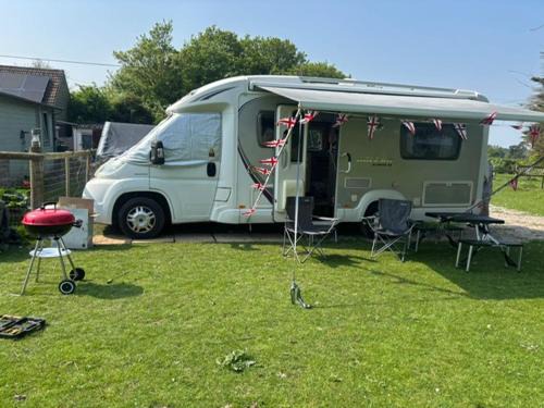 Eastling Otro | Izzie The Glampervan