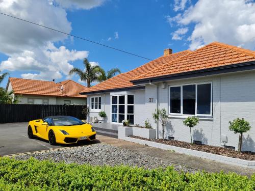 Hamilton North Casa | J&L Boarding Holiday House
