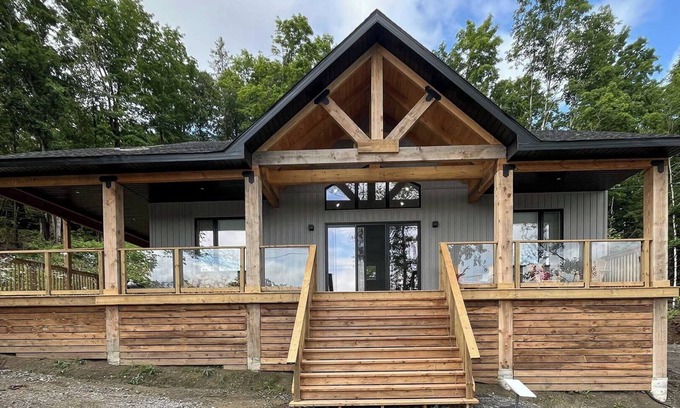 Greater Madawaska Cabaña | J&L's Lakeside Cottage