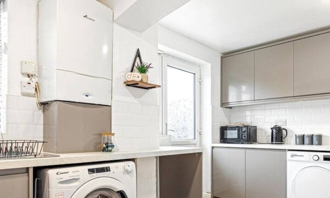 Wolverhampton Apartamento | J.R.R STAYS - WV12 3-bedroom, and Wi-Fi