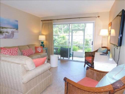 Demere Park Casa | J15 lovely village area condo sleeps 6 comfy very nicely furnished screened in porch
