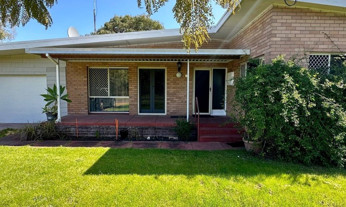 West Busselton Casa | Jacaranda Cottage your serene oasis in the heart of West Busselton