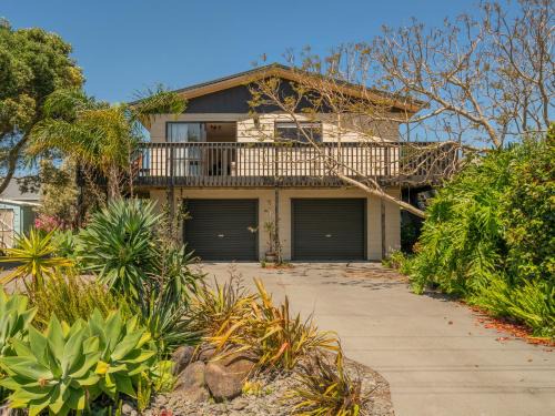 Whangamata Casa | Jacaranda Lodge - Whangamata Upstairs Unit
