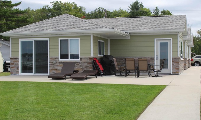 Prudenville Cabina | Jack's on the Bay, 2 Bedroom/2 Bath Lake Front