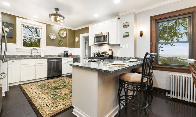 South Side Slopes Casa | Jackie's Hillside Charm - cozy, parking & glowing city view