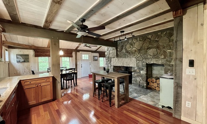 Alton Bay Casa | JACKS GETAWAY: UNIQUE POST & BEAM BARN IN ALTON BAY BY MT MAJOR ⛰& GUNSTOCK⛷