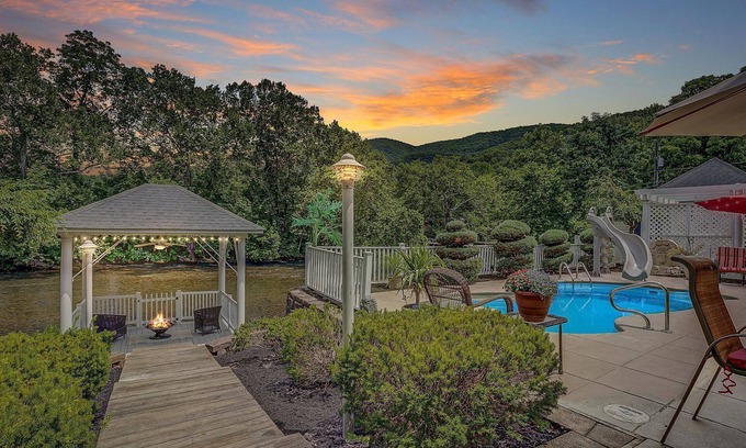 Covington Casa | Jackson River Estate Riverfront with Pool, Billiards, Games.