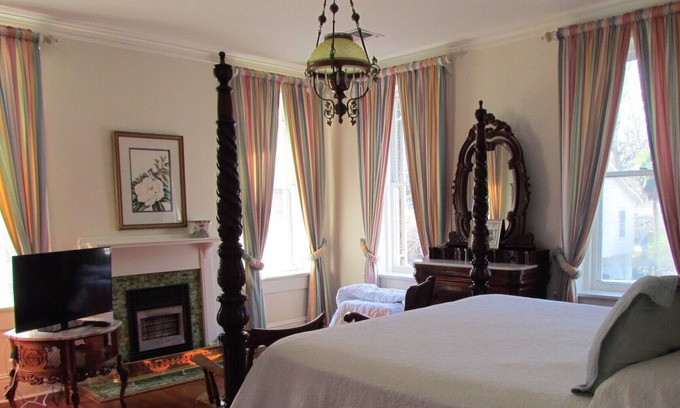 Natchitoches Cama Y Desayuno | Jackson's Room -King-Clásico-Baño con ducha-Vista al Jardín