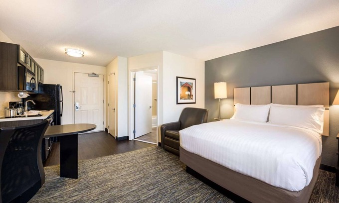 Baymeadows Hotel | Jacksonville Hideaway: Comfortable Suite near The Cummer Museum! W/ Kitchen!