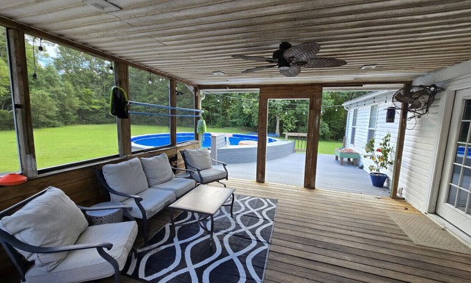 McCutcheon Field Casa | Jacksonville Ranch with private Hottub and Pool, stocked Pond with row boat, Bike and Hiking trails
