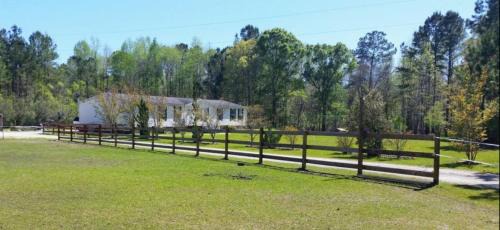 McCutcheon Field Casa | Jacksonville Ranch with private Hottub and Pool, stocked Pond, Bike and Hiking trails