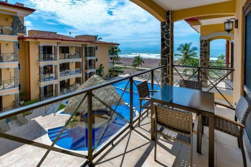Barrio Los Villalobos Apartamento | Jaco Beachfront Oasis Newly renovated dream condo