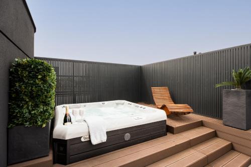 Targowek Apartamento | Jacuzzi Hideout - Warsaw private terrace - Free Parking