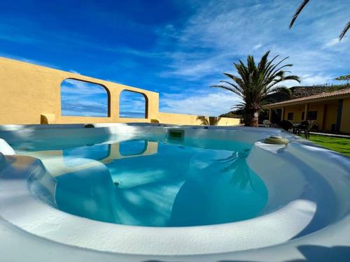 La Mancha Casa | Jacuzzi Oasis: Space & Comfort