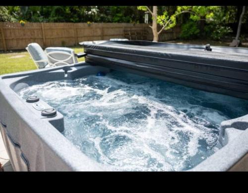 Crystal River Casa | Jacuzzi, Pool Table, Fire Pit, Ping Pong, close to downtown, 3 minutes to Kings Bay