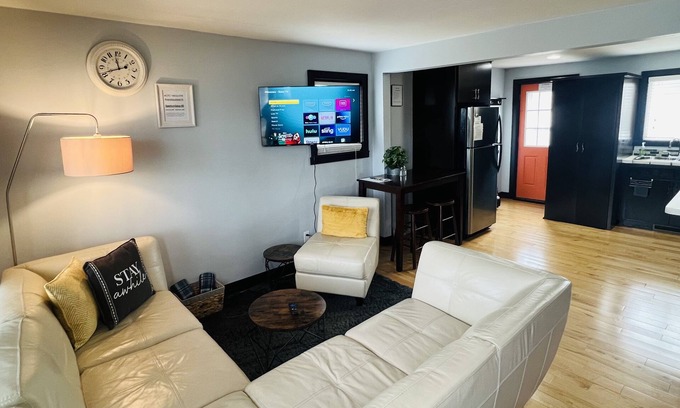 Green Bay Casa | Jacuzzi Tub-3.7 Miles To Lambeau Field-Garage! King Bed!