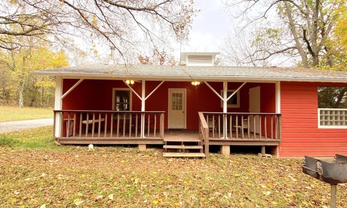 Eureka Springs Cabina | Jacuzzi Tub Secluded Cabin w/ Pond Downtown 3 mi