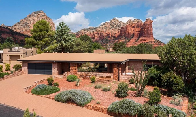 West Sedona Casa | Jacuzzi, Walk to Trails, Stunning Views, Mid-Century Modern,Pool