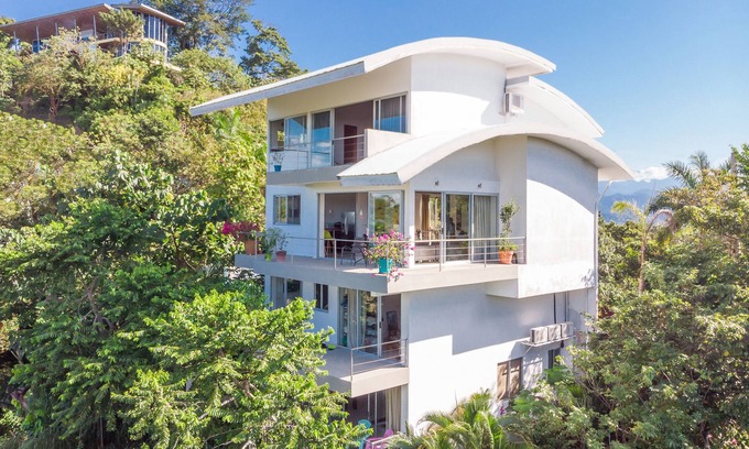 Valle Pura Vida Apartamento | Jaguar: 2-Bedroom Ocean-View Penthouse in Villa Mar y Sol