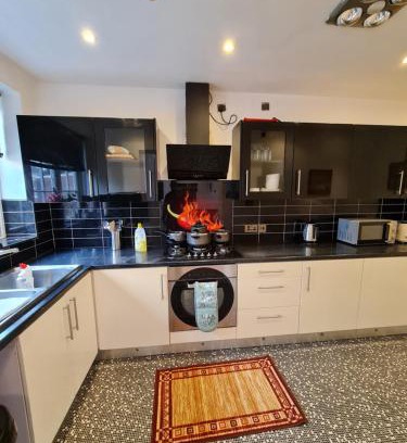 Staple Hill Apartamento | jAH LODGE BRSITOL BIG HOUSE STAY FREE PARKING 20 PERCENT OFF WEEKLY MONTHLY STAY BUSINESS CONTRACTOR STUDENTS RELOCATIONS 5BED