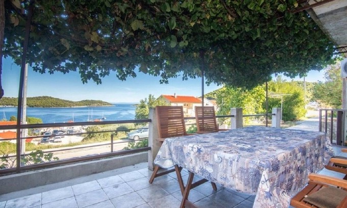 Vis Apartamento | Jakša - Close to the sea & Free Parking - A1
