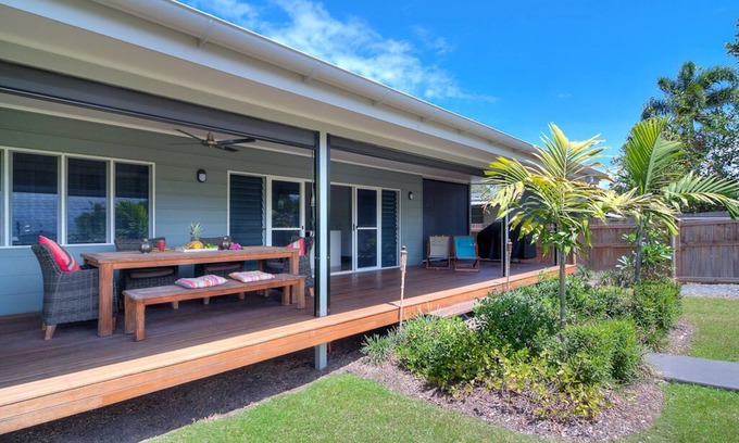 Newell Casa | Jalun Bayun Footsteps to the warm sands of Newell Beach - amazing family escape!