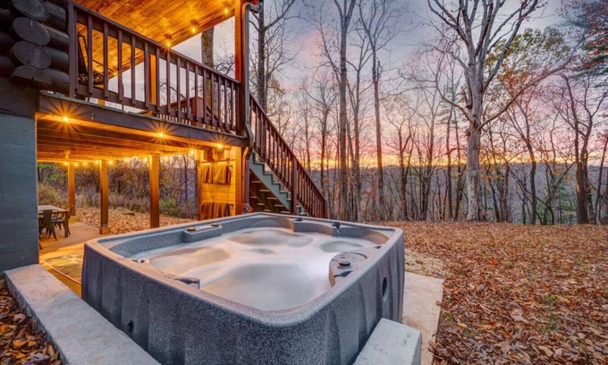 Lynchburg Apartamento | Gorgeous Renovated Cabin on James River | Hot Tub